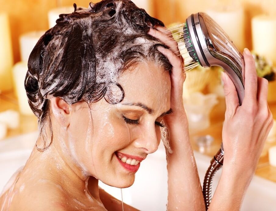 A fejbőr pikkelysömörével gyógyszeres samponnal kell mosni