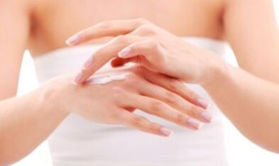 lány kenőcs alkalmazása a kezét