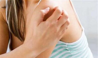 lány vakarja a vállát